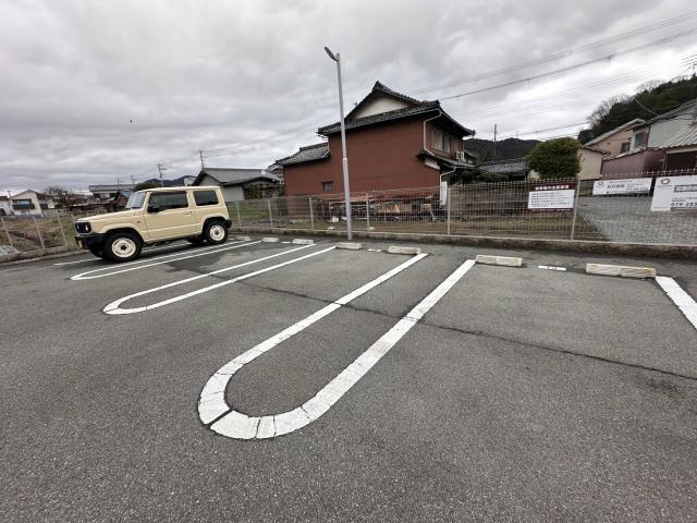 ローヤルヴィラ勝原の駐車場