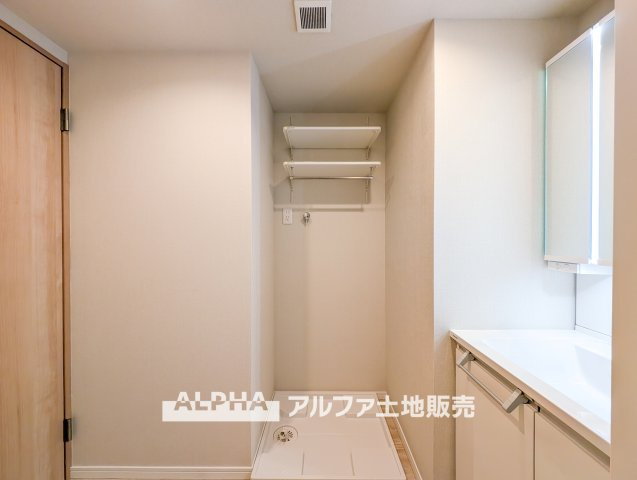 ザ・バーデン昭島ペイサージュの玄関|【Person sense sensor】
◆人感センサー◆近づくと反応し、自動で点灯・消灯する人感センサー付き照明。夜間に泥棒が通ると防犯予防に。また、付けたり消したりしない為省エネにも役立ちます。