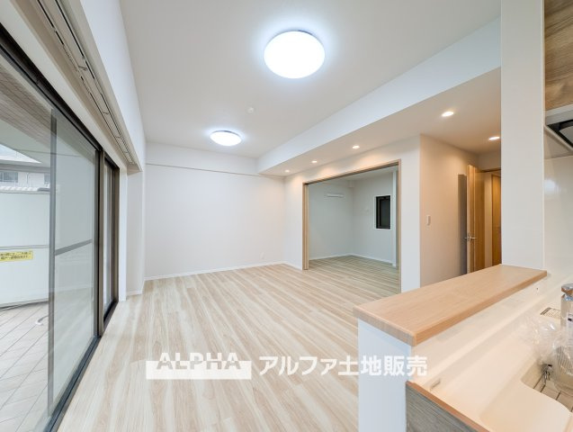 ザ・バーデン昭島ペイサージュの設備|【Delivery box】
◆宅配BOX◆
共働き世帯の増加により広がる宅配中心の暮らしに対応。留守中でも荷物を受け取れるため、再配達の手間や待ち時間を減らし、自分のタイミングで受け取れます。