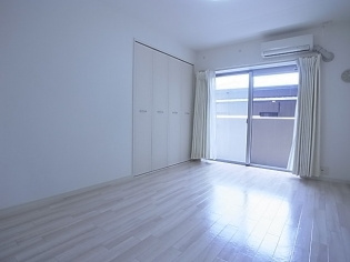 ラ・ウェゾン大石南町の洋室