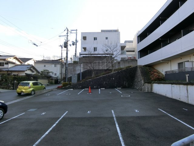 ニューサンライズ南春日丘の駐車場
