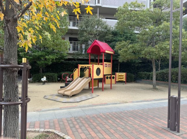 【庭】 | 【プレイロット】小さなお子様でも安心して遊べる、すべり台などの遊具を備えた広場です！
