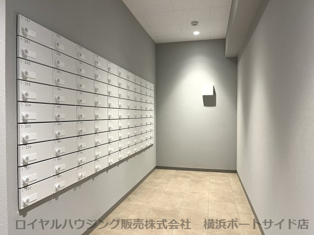 白を基調とした明るい集合ポスト