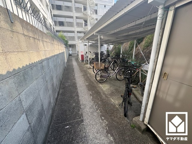 夙川第三コーポラスの駐輪場|屋根付き駐輪場なので、雨や風、直射日光から自転車を守ることができます。ご成約でヤマダポイントプレゼント中です。お問合せお待ちしております。