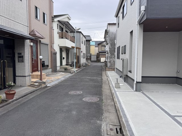 葛飾区東金町５丁目新築戸建【半田小学校：6分】の前面道路含む現地写真|東側前面道路