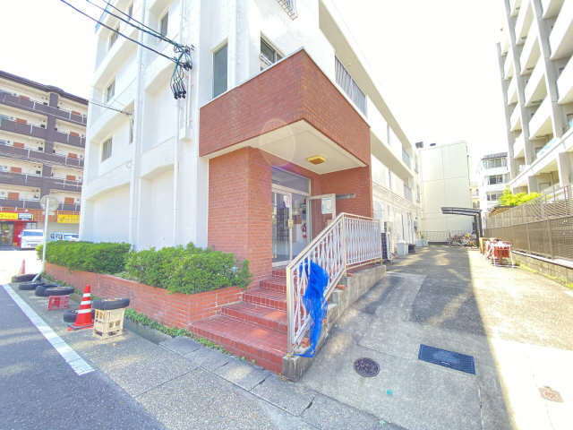 イーストヒル寺山のエントランス