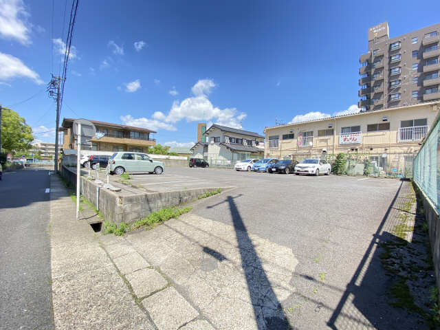 イーストヒル寺山の駐車場