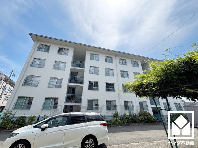 仁川リバーサイドハイツA棟の外観|1階に収納力豊富なトランクルーム付き。アウトドア用品や季節の荷物、趣味の道具もしっかり収納できます。（使用料無償）