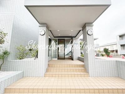 藤沢市弥勒寺３丁目の賃貸マンションのエントランス