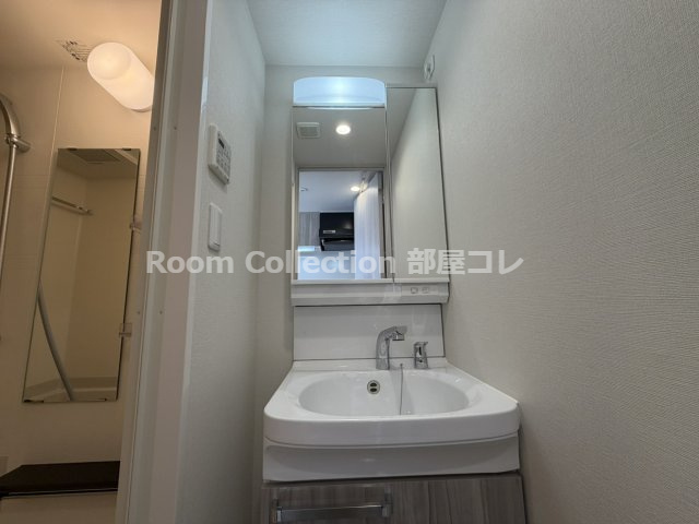 ディアレイシャス名古屋大須通の洗面所|同シリーズイメージ写真
反転色違い
現況と異なる場合現況優先