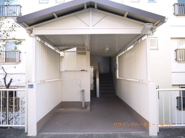 【エントランス】 | 前野台住宅第４号棟 | 清廉とされたエントランスになっています。