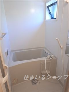 ヴィルヌーブマスダ　B棟の浴室|追い焚き・窓あり