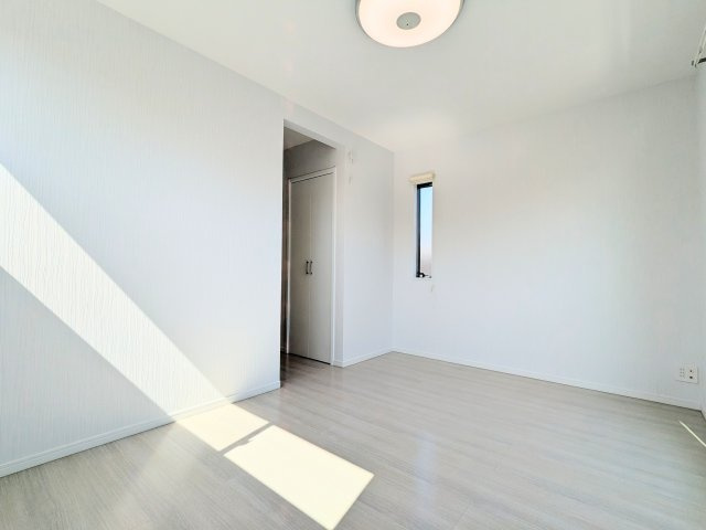 江東区亀戸７丁目の戸建の寝室|～WIC付きの主寝室写真～