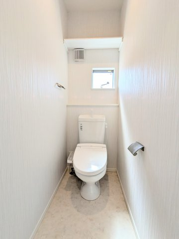 江東区亀戸７丁目の戸建のトイレ|～3階 棚付きのトイレ写真～