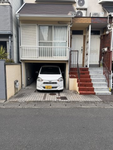 右京区常盤窪町 中古戸建の外観|ビルトインガレージ付きの戸建住宅です。