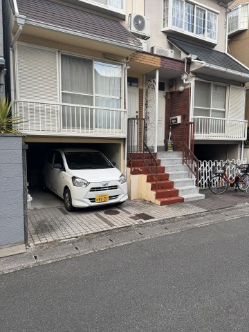 右京区常盤窪町 中古戸建の外観パース|駐車スペースのある戸建住宅です。