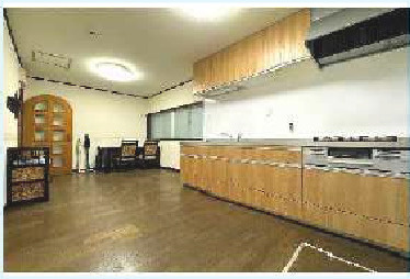 右京区常盤窪町 中古戸建のキッチン|窓のある明るいキッチン
