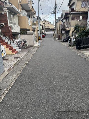 右京区常盤窪町 中古戸建の前面道路含む現地写真|見通しの良い前面道路です。