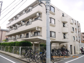 【外観】 | モダンでスタイリッシュな印象を与えるグレーを基調とした外観。