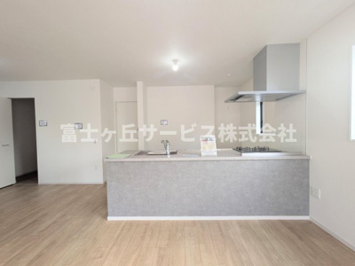 【キッチン】 | 浜松市中央区笠井町 2期 新築一戸建て | 前から見たキッチンです