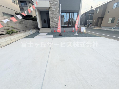 【駐車場】 | 浜松市中央区笠井町 2期 新築一戸建て | ３台駐車可能です