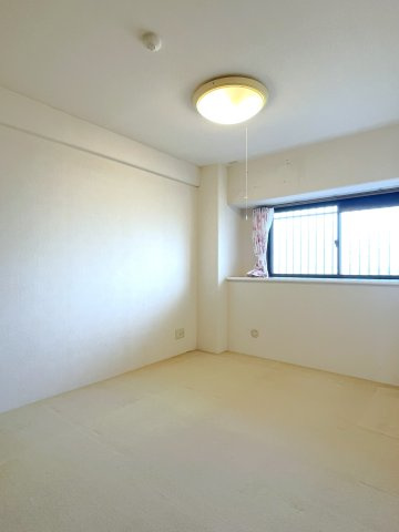 サーパス若草町の洋室