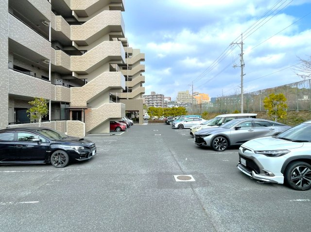 サーパス若草町の駐車場