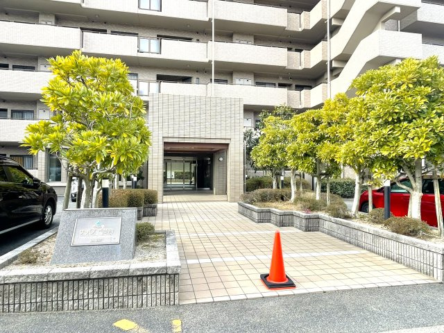 サーパス若草町の外観