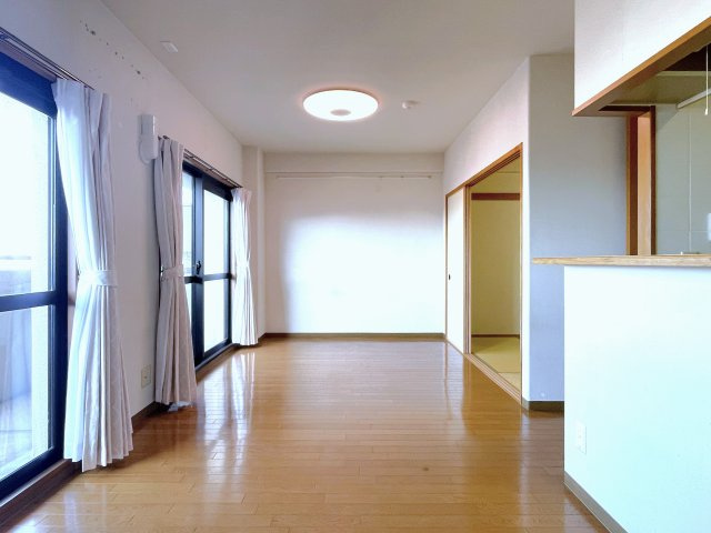 サーパス若草町の居間・リビング