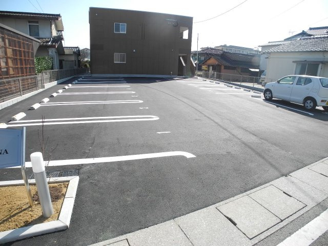 KO OLINAの駐車場