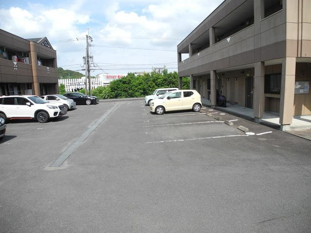 プランドール弐番館の駐車場