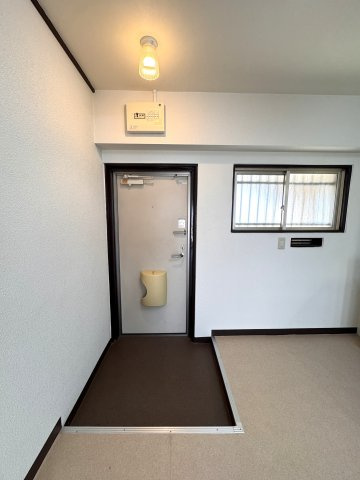 三宅マンションの玄関