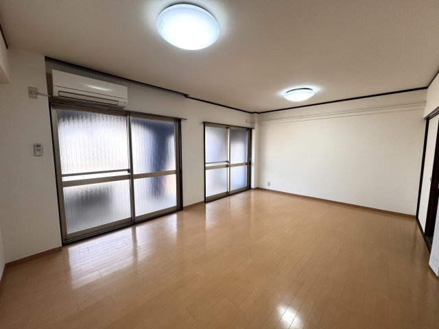 三宅マンションの洋室
