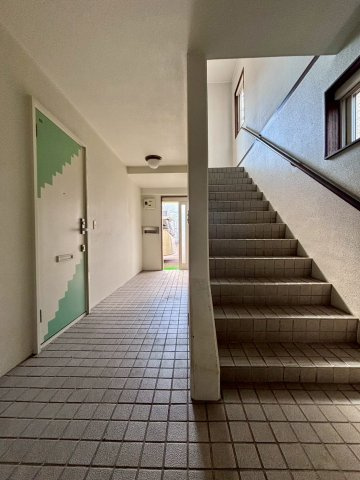 小樽市花園3丁目の内装|1階階段