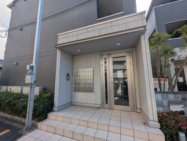 サンシャリテ向丘B棟のエントランス