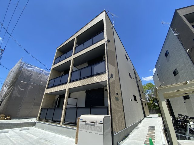 badge tomoi Est4の外観