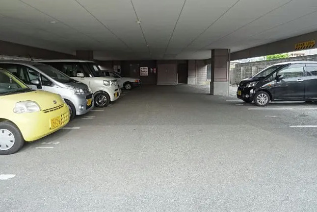 コンフォールＨＩの駐車場