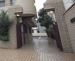 ヴィラ・サンベルナール新宿のエントランス