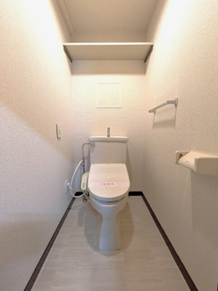 温水洗浄便座付きトイレです