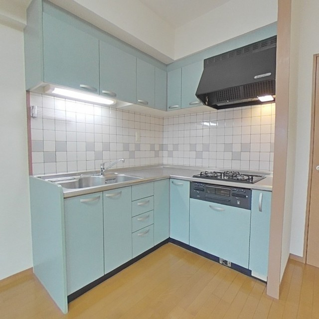 ジェントリィ北一色Ⅱのキッチン|システムキッチン（三口コンロ）