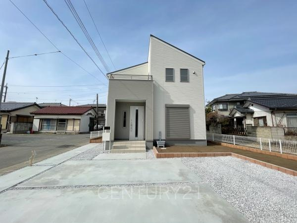 前橋市下細井町第4 1号棟の前面道路含む現地写真|並列駐車可能な駐車場スペースです。