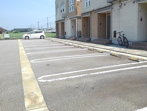ベル・ガーデンＣの駐車場|駐車場があるので、車を買う予定の方も安心です