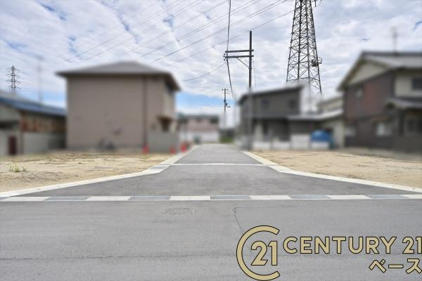 葛城市南道穂　Ａ号地　建築条件なし土地の前面道路含む現地写真|■現地撮影写真■前面道路６ｍと広々開放的！