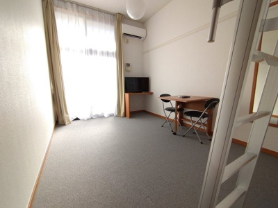 【居間・リビング】 | レオパレスアーバンビレッジ日吉 | 1階はフローリング仕様です。