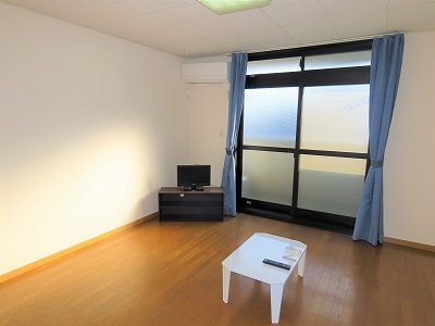 レオパレスファーストステージＳの居間・リビング|カーテンやテーブル、テレビも備え付けです