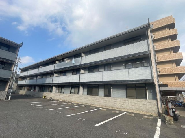 レオパレス中井町３の外観