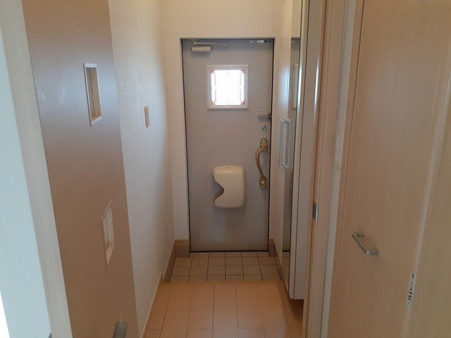 レジデンス　丸一の玄関