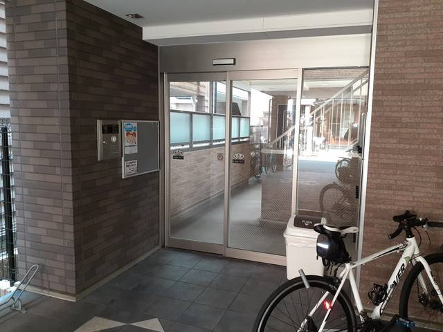 ラ・カーサ　西加賀屋のエントランス