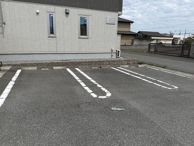 プラムコートの駐車場