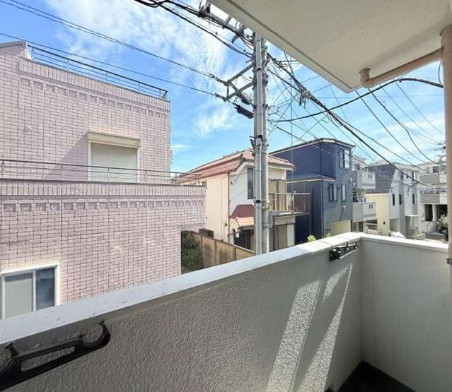【バルコニー】 | クレッセント本蓮沼 | バルコニー面、壁一面の掃き出し窓からたくさんの陽の光が入ってまいります！